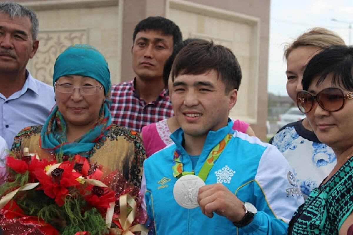 "Лучше бы не выигрывал золото": казахстанцы массово обсуждают мать Елдоса Сметова