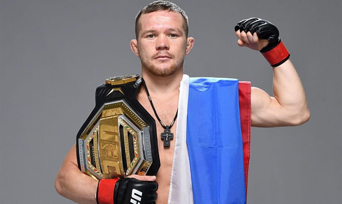 Российский боец UFC ударил журналиста из Азии (Видео)