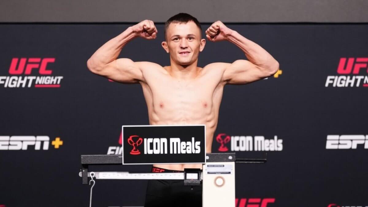 Казахстанский боец спаррингует с чемпионом UFC перед боем в Монреале