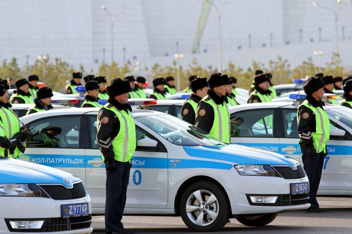 Казахстанским полицейским разрешат снимать нарушения на телефоны