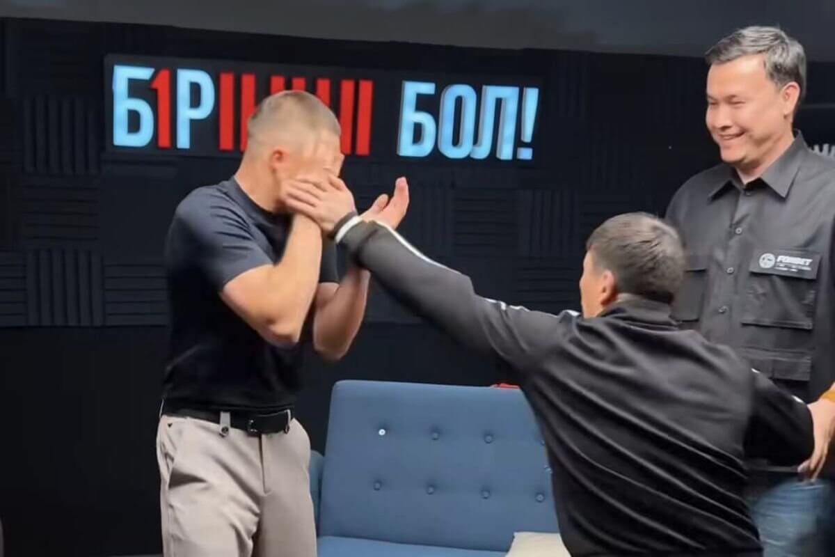 Ануарбек "Мотиватор" напал на Мухита Амантаева в прямом эфире