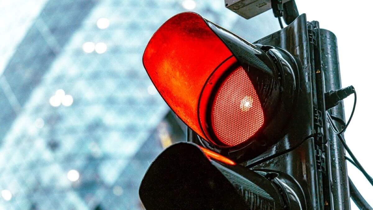 Какой штраф заплатит казахстанский водитель за проезд на красный