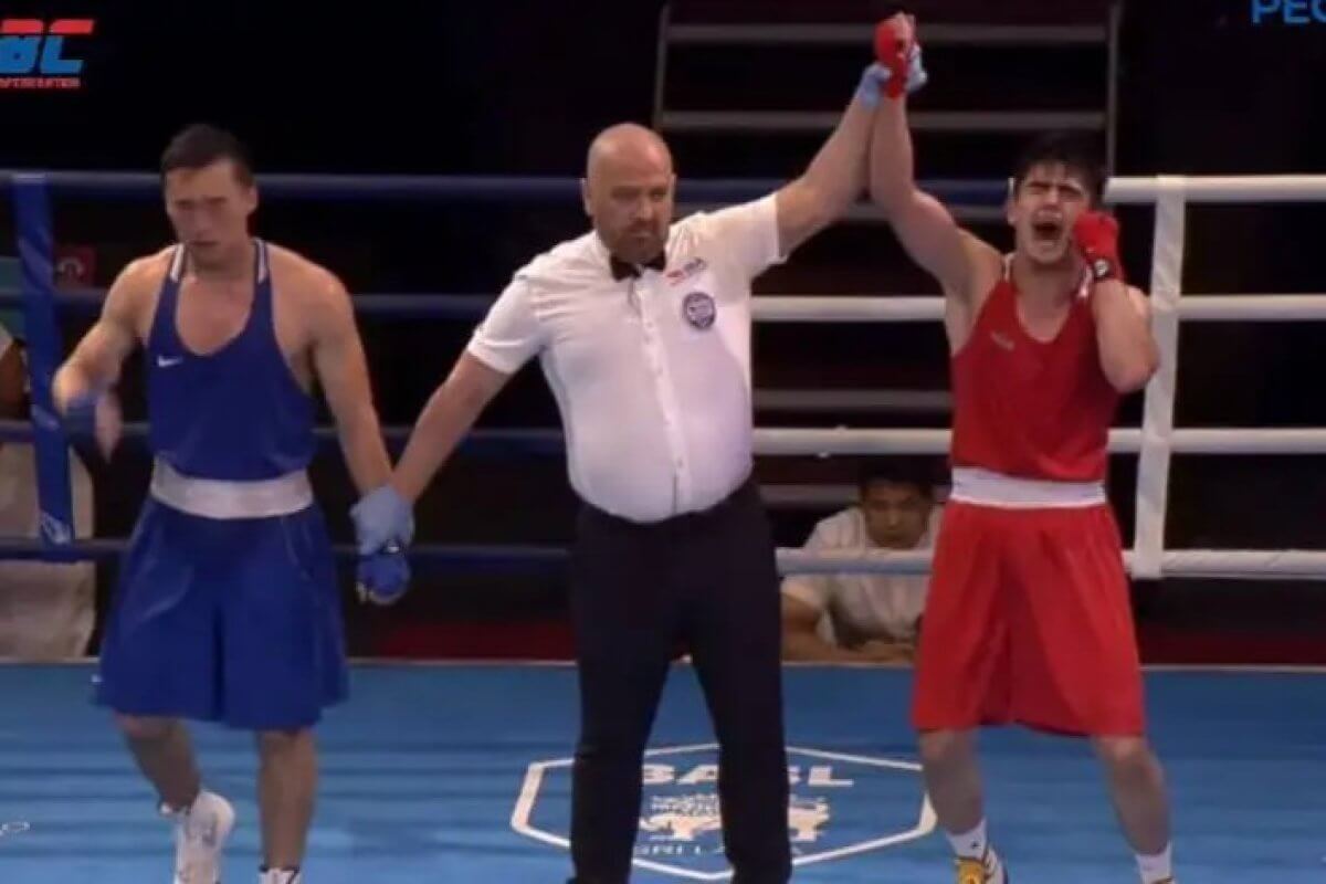 Казахстанский боксер расплакался после финала Чемпионата Азии