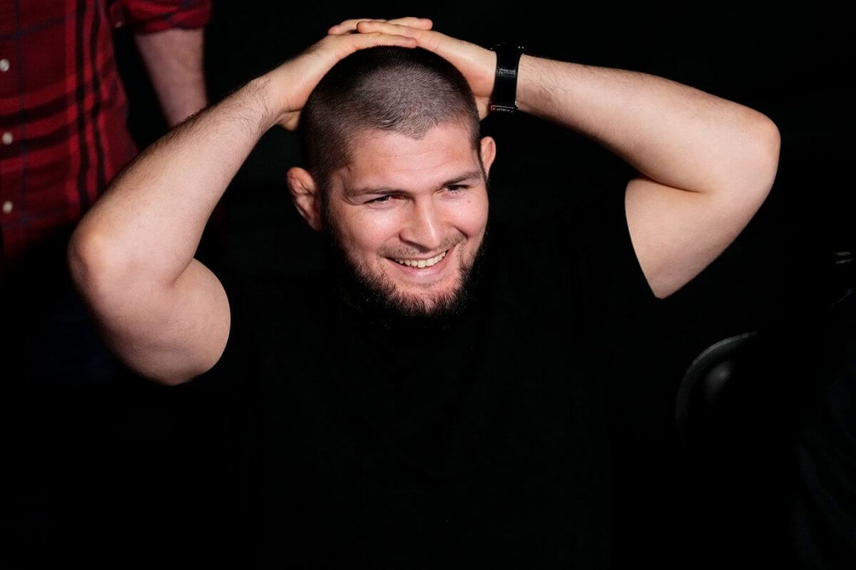 Хабиб и Махачев отпраздновали триумф «ПСЖ» на поле Лиги чемпионов
