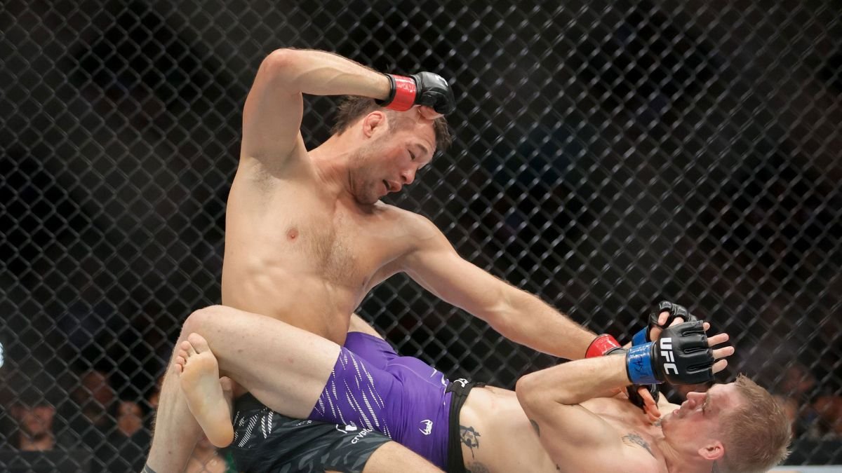 Боец UFC поплатился за "нападки" на Рахмонова