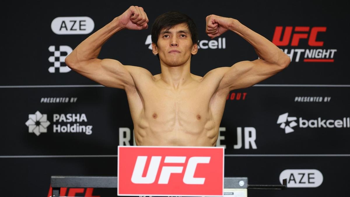 Азат Максум прошел процедуру взвешивания UFC перед боем в Баку (Видео)