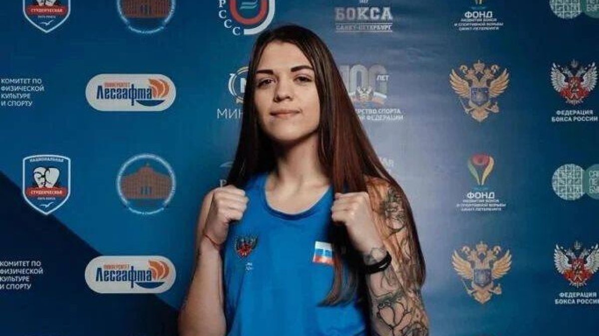Скандал: боксерша из России накурила орангутанга вейпом в зоопарке (видео)