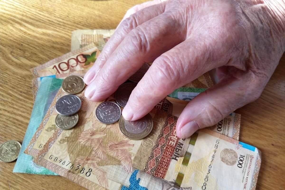 С нового года в Казахстане поднимут пенсии