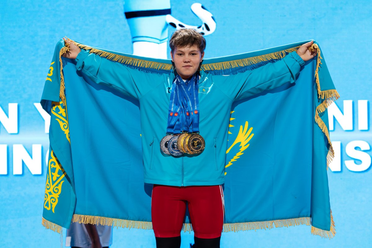 Казахстанка завоевала три золота на чемпионате по тяжелой атлетике