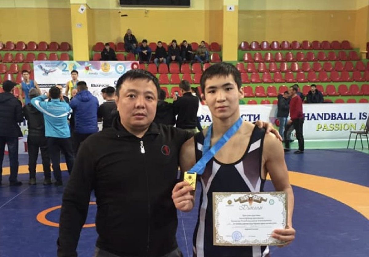 Тренер сборной Казахстана взял кредит, чтобы довезти борцов на чемпионат Азии