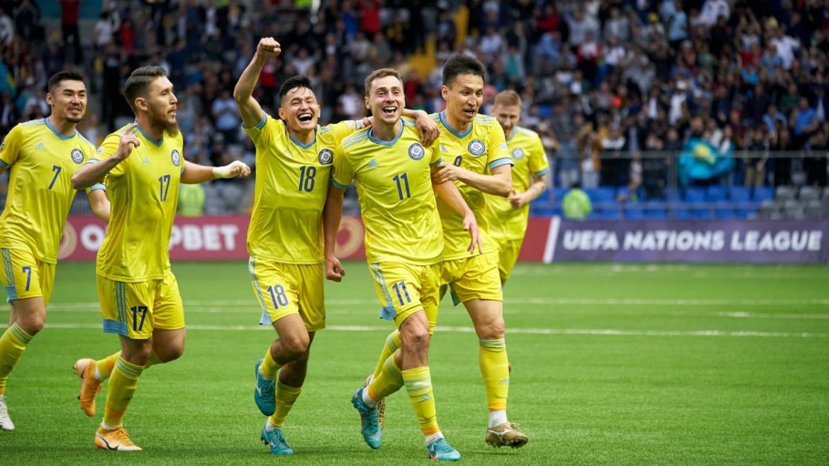 Казахстану подарят 100 футбольных полей от FIFA