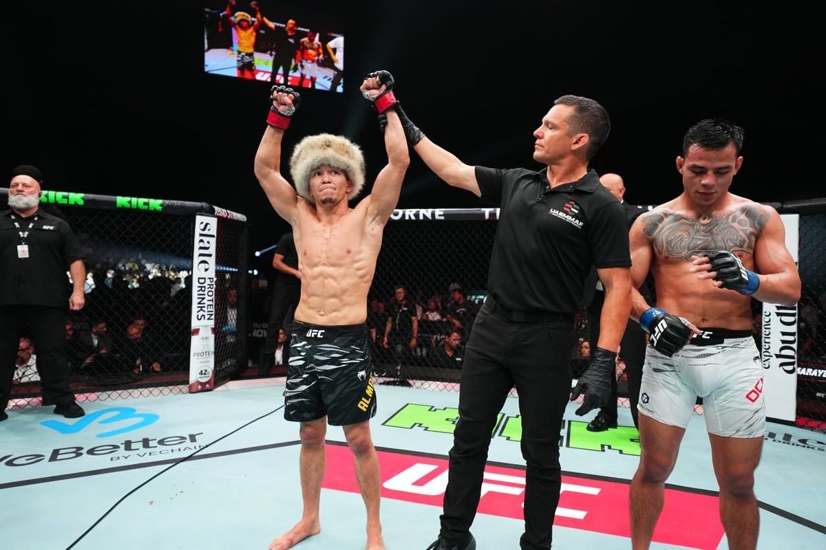 Лучший боец UFC высмеял казаха после вызова на бой