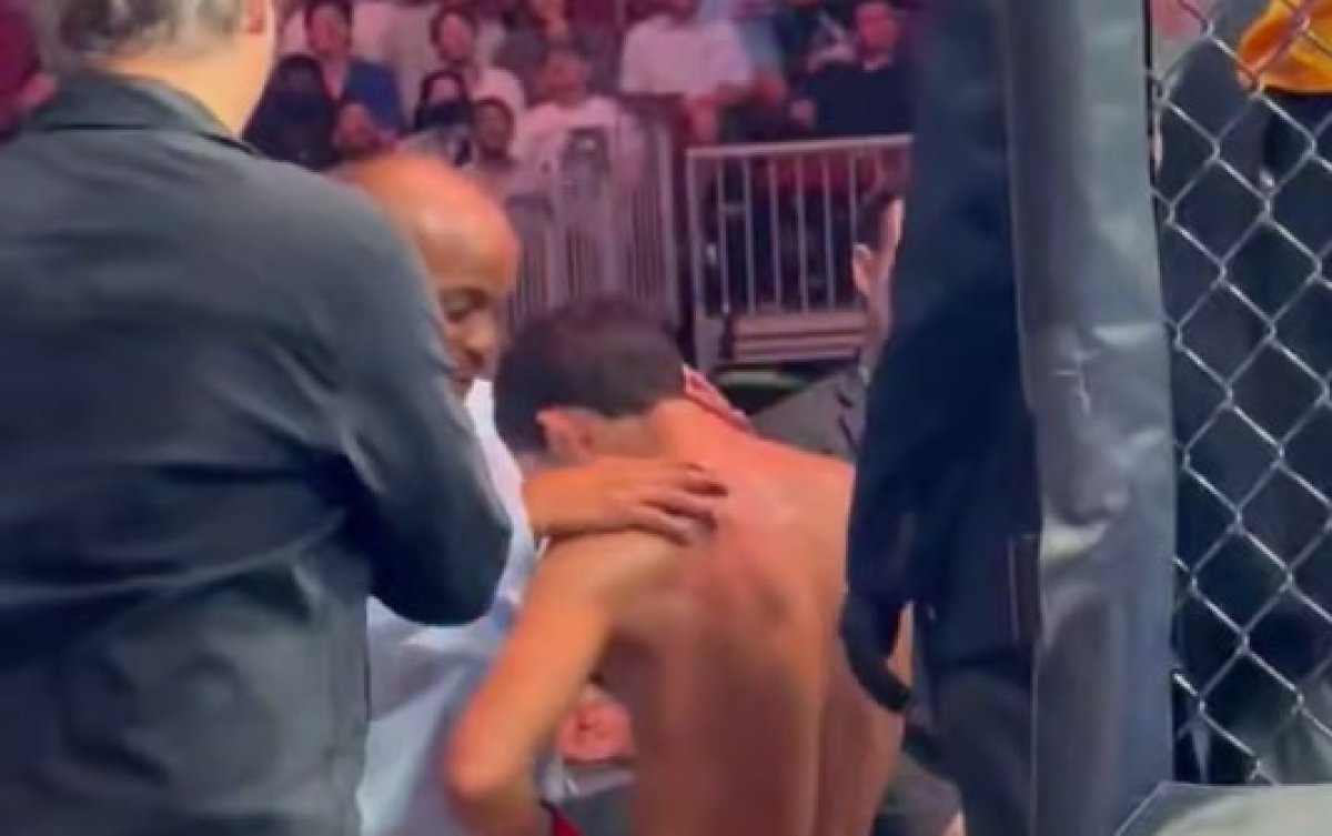 Легенда UFC Кормье поддержал казаха Идриса после поражения (видео)