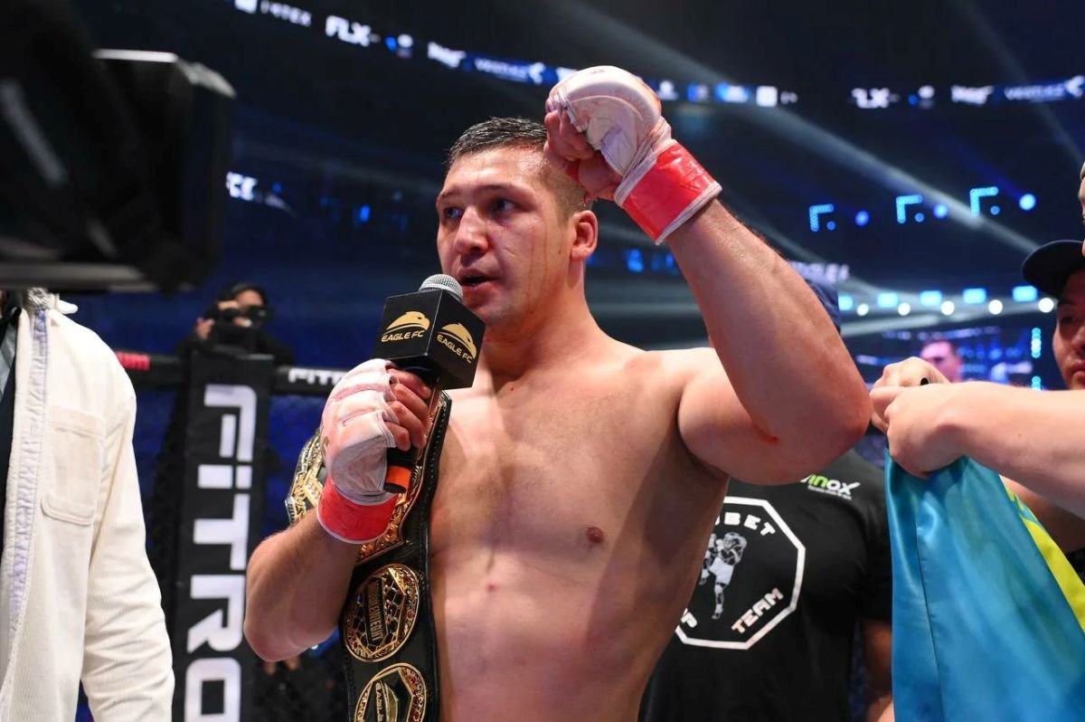 Казахского бойца могут уволить из UFC
