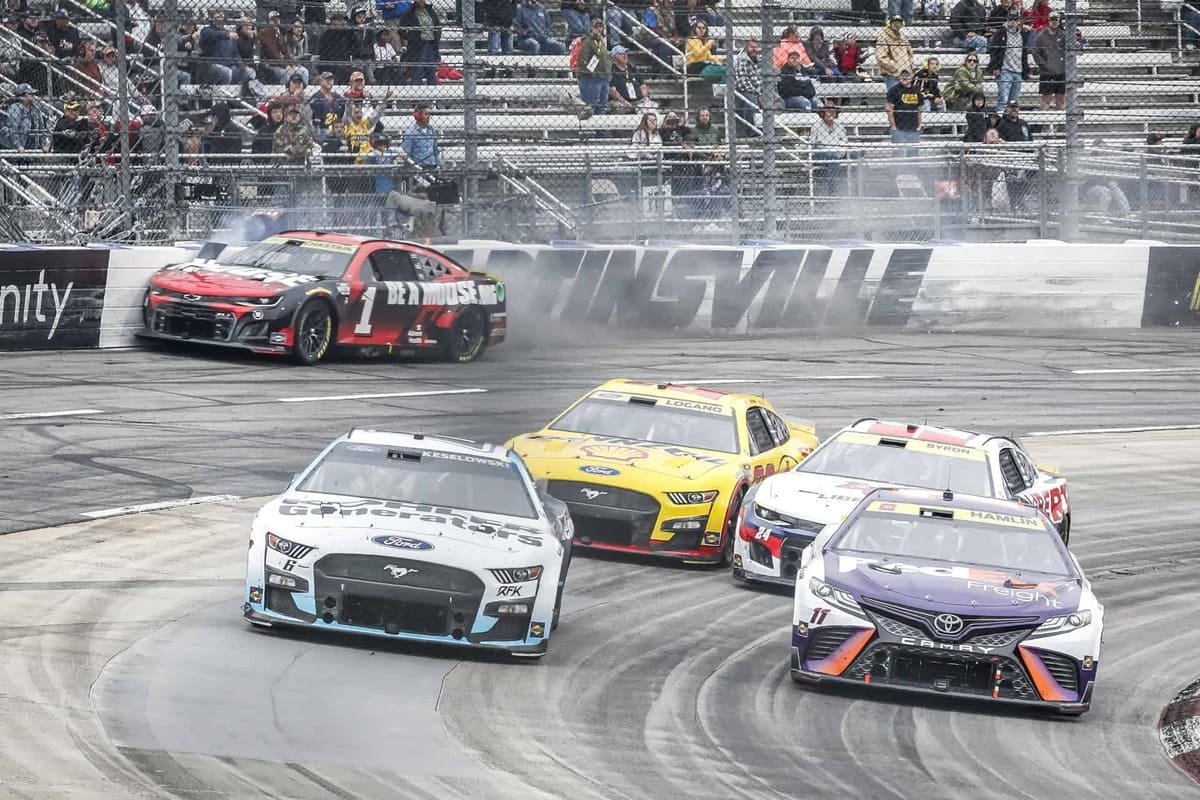 NASCAR: механики соперников помогли пилоту во время гонки (Видео)
