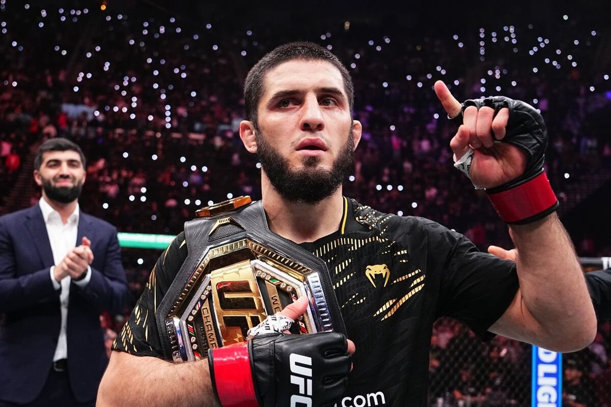 Официально: Ислам Махачев сразится за пояс UFC в весовой Рахмонова