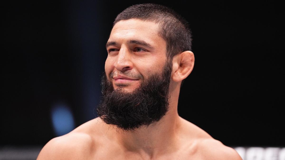 Непобежденного чемпиона UFC одели в казахский национальный костюм