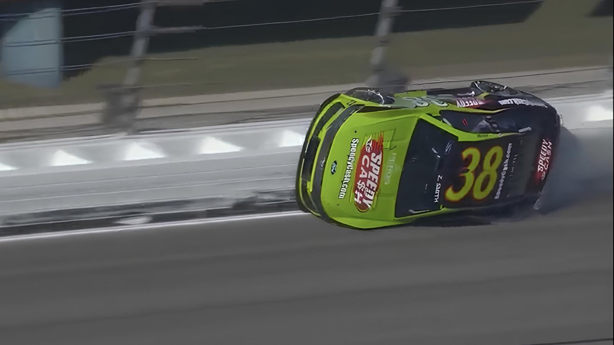 Пилот проехал по стене во время гонки NASCAR в Канзас‑Сити