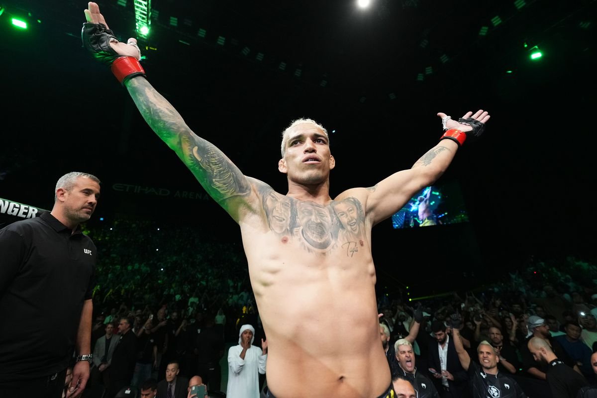 Чарльз Оливейра задушил Гамрота на турнире UFC в Рио