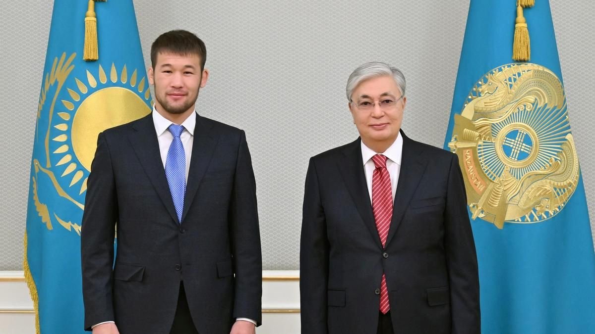 Президент Токаев вручил высокую награду Шавкату Рахмонову