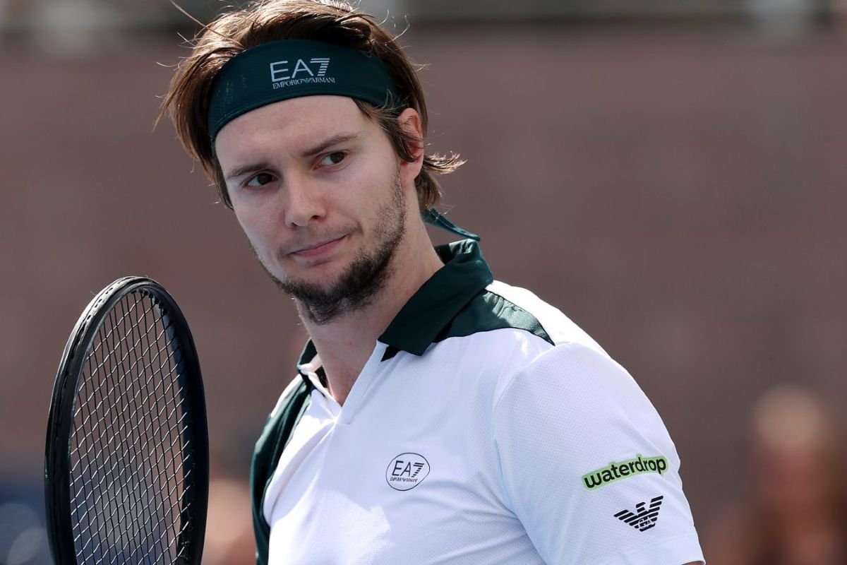 «Празднует, а не извиняется»: Бублик раскритиковал своего соперника