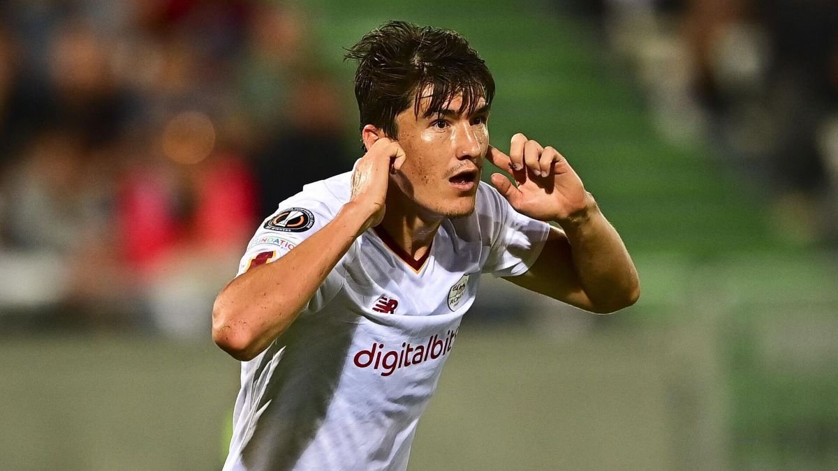 Звезда сборной Узбекистана Шомуродов стал лучшим в Турции