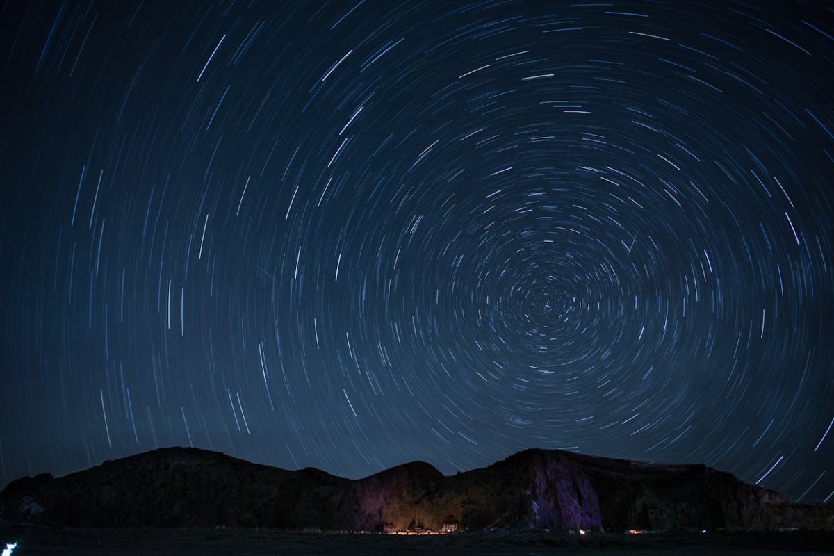 Астрологический прогноз на 30 октября для казахстанцев: возврат долга для Раков, ревность для Козерогов