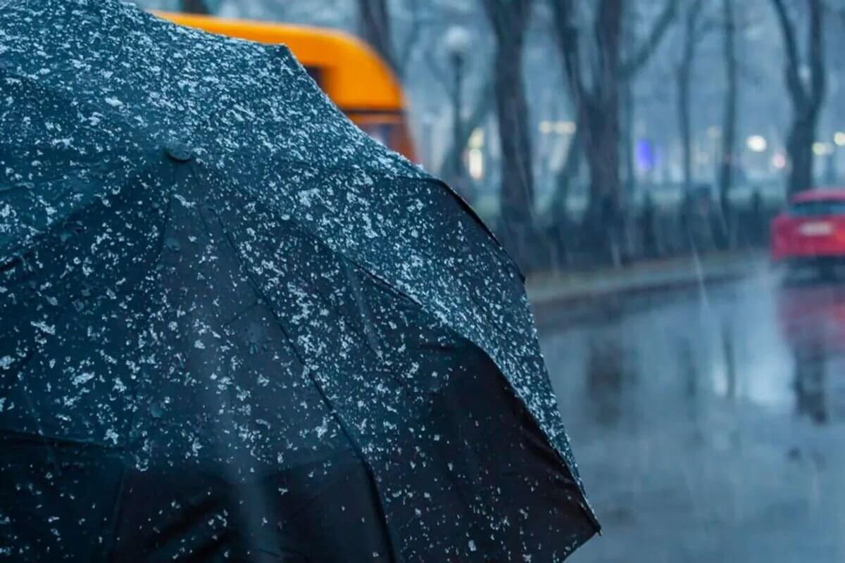 Штормовое предупреждение в Казахстане: Метель, гололед и сильный ветер