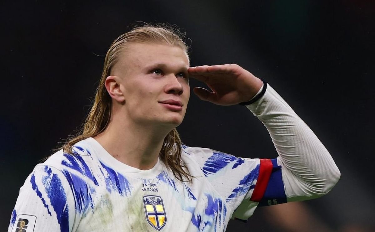 «Трогал за зад»: Холланд возбудился от итальянского футболиста