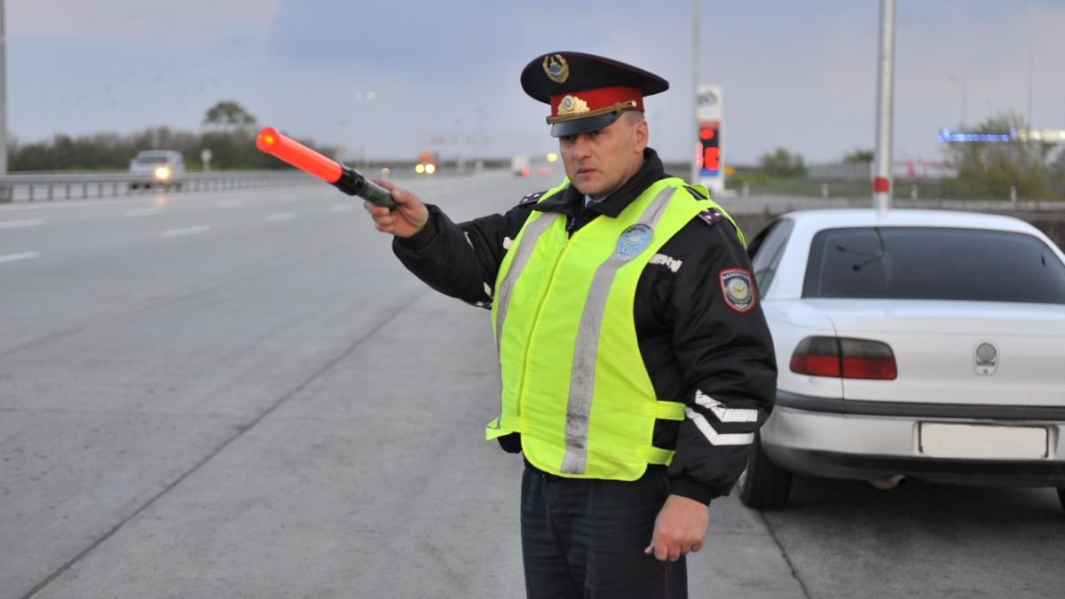 Казахстанские полицейские вновь будут стоять с жезлами у обочин