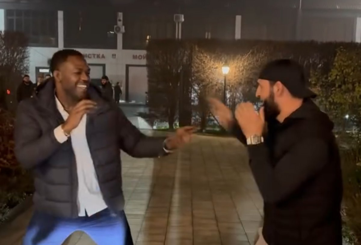 Джон Джонс и Хамзат Чимаев показали борцовские навыки на улицах Грозного