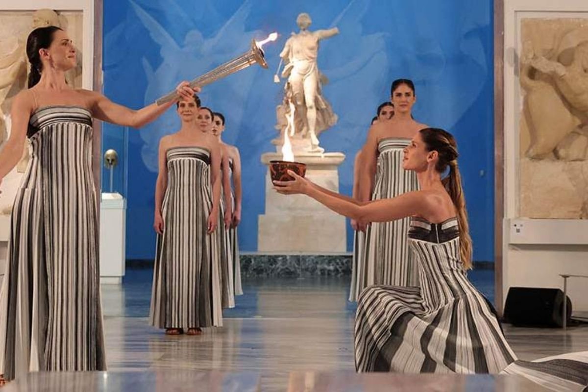 Олимпийский огонь зажжен: погода внесла коррективы в старт Игр-2026