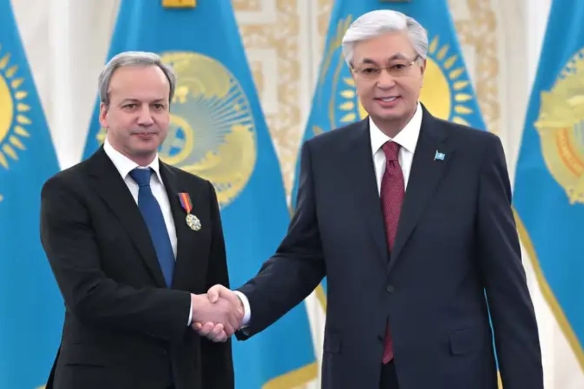 Токаев вручил госнаграду президенту шахматной федерации FIDE