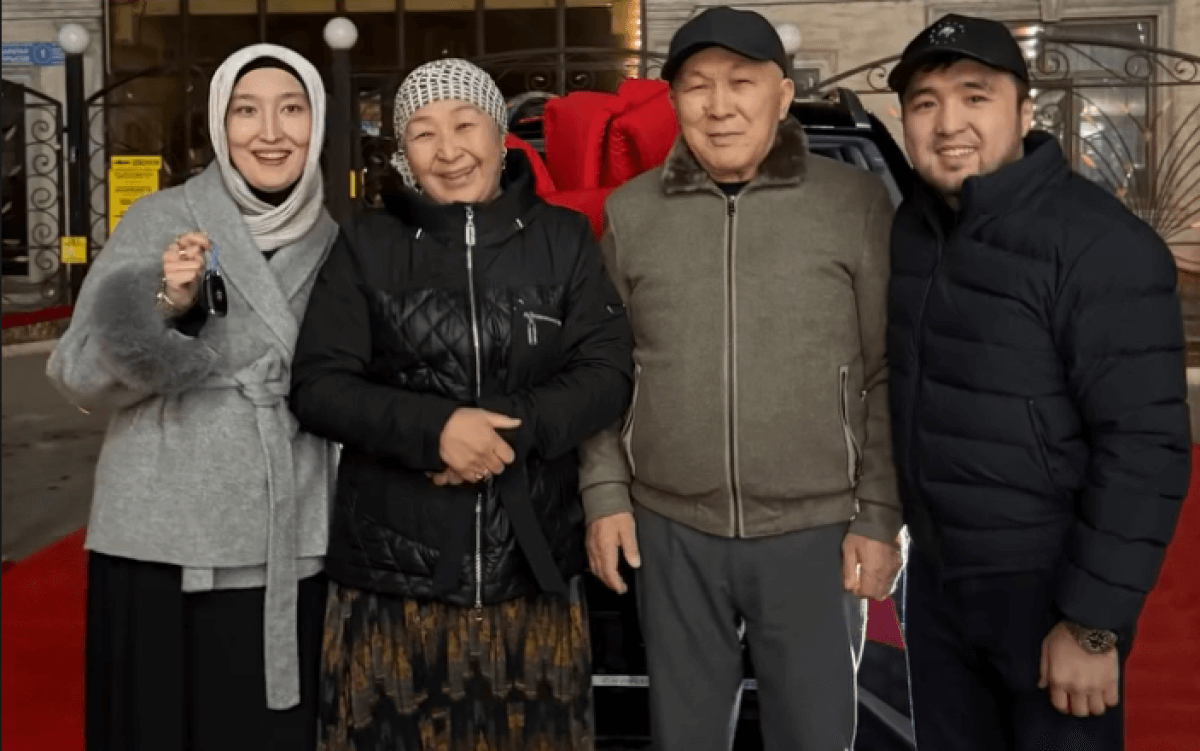 Елдос Сметов подарил жене новое авто