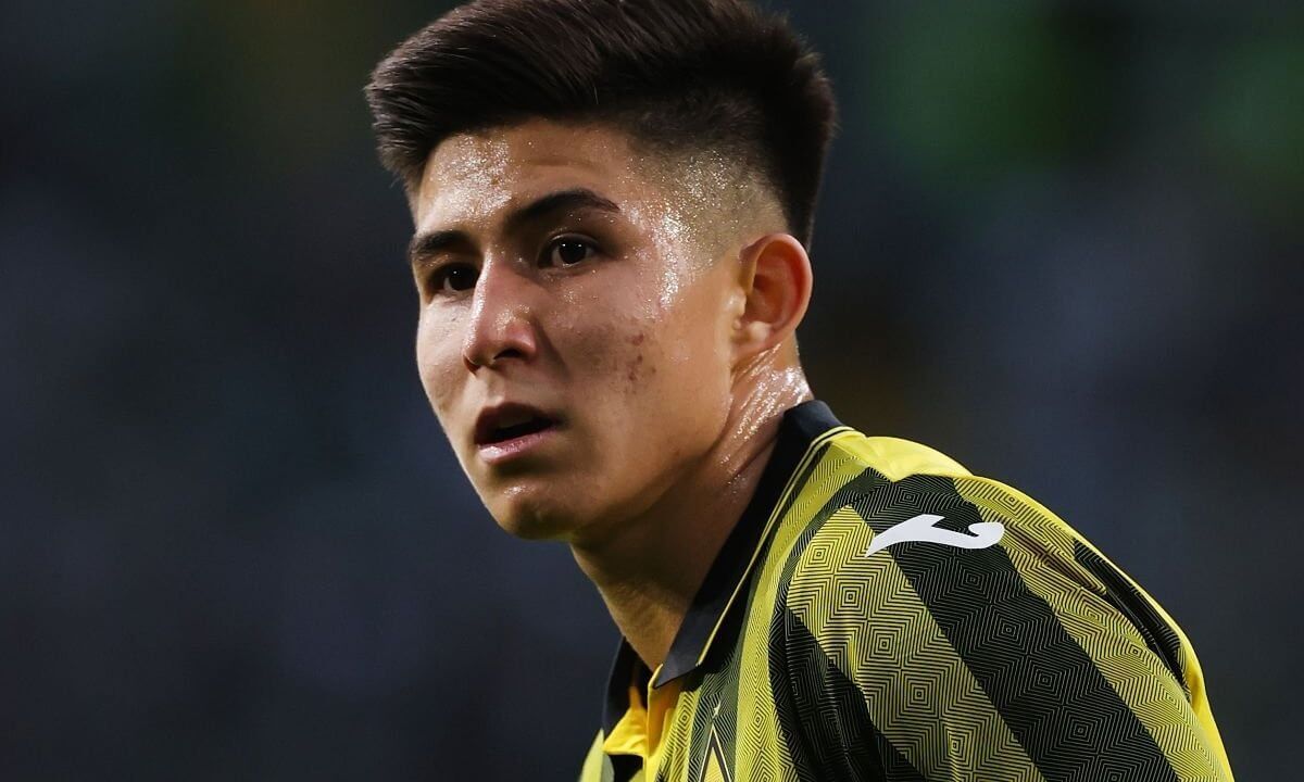 Форвард «Кайрата» Дастан Сатпаев вошел в топ-10 нападающих мира