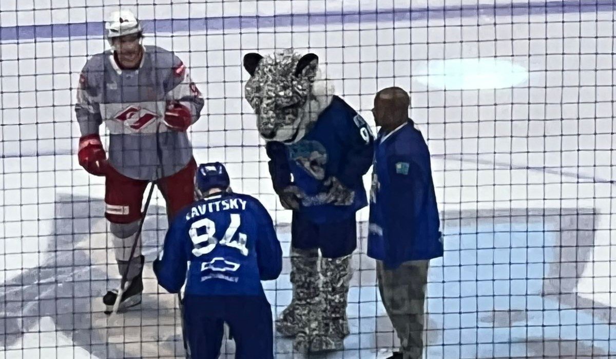 Легенда бокса в Астане: Рой Джонс открыл матч "Барыса"