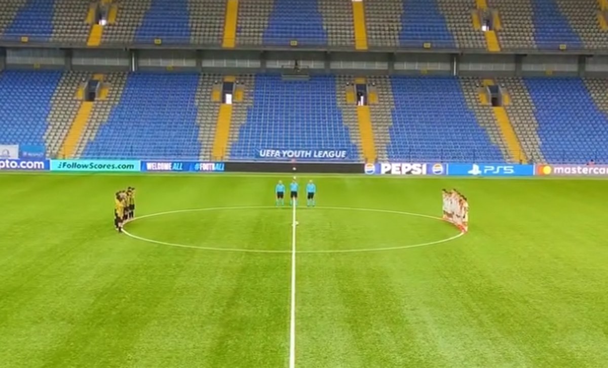 «Кайрат» и «Олимпиакос» почтили память Кирилла Кекера в матче Юношеской лиги