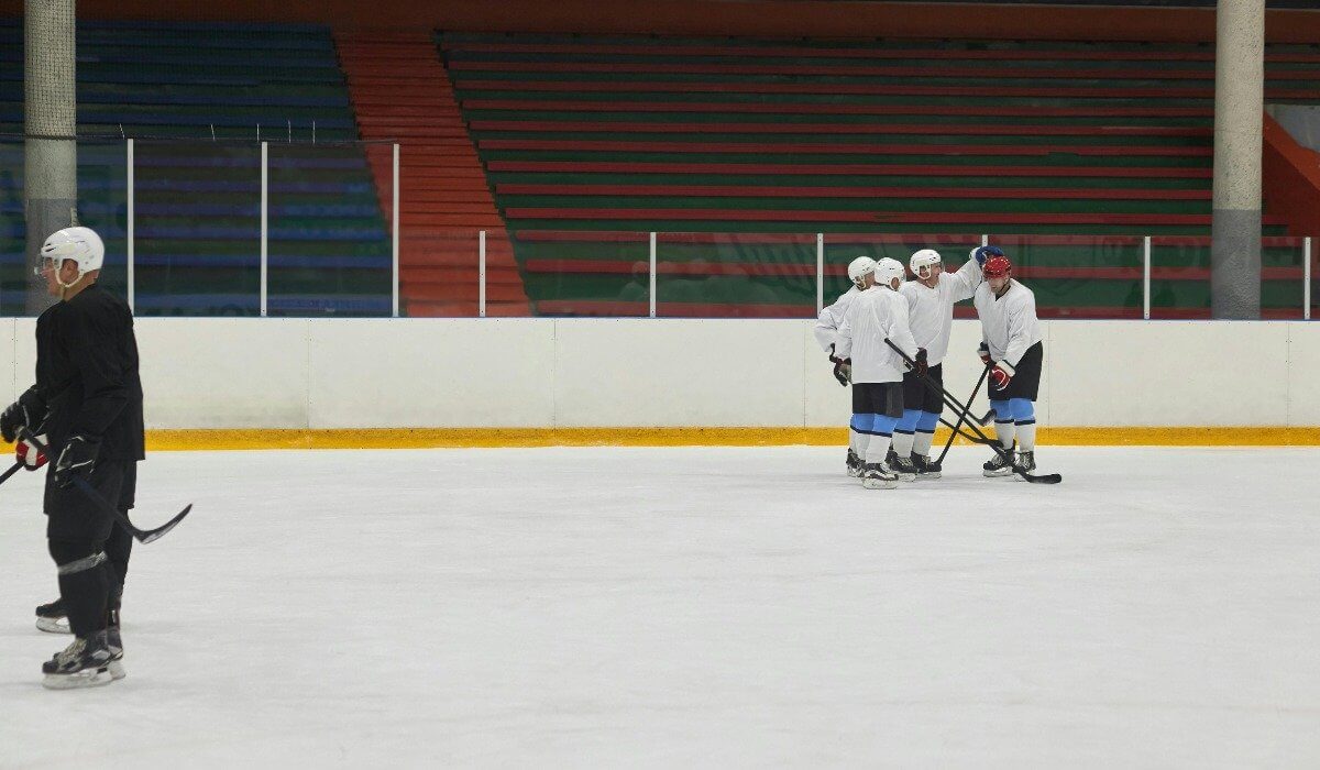 Футбольные матчи в Казахстане будет снимать хоккейная ТВ-компания