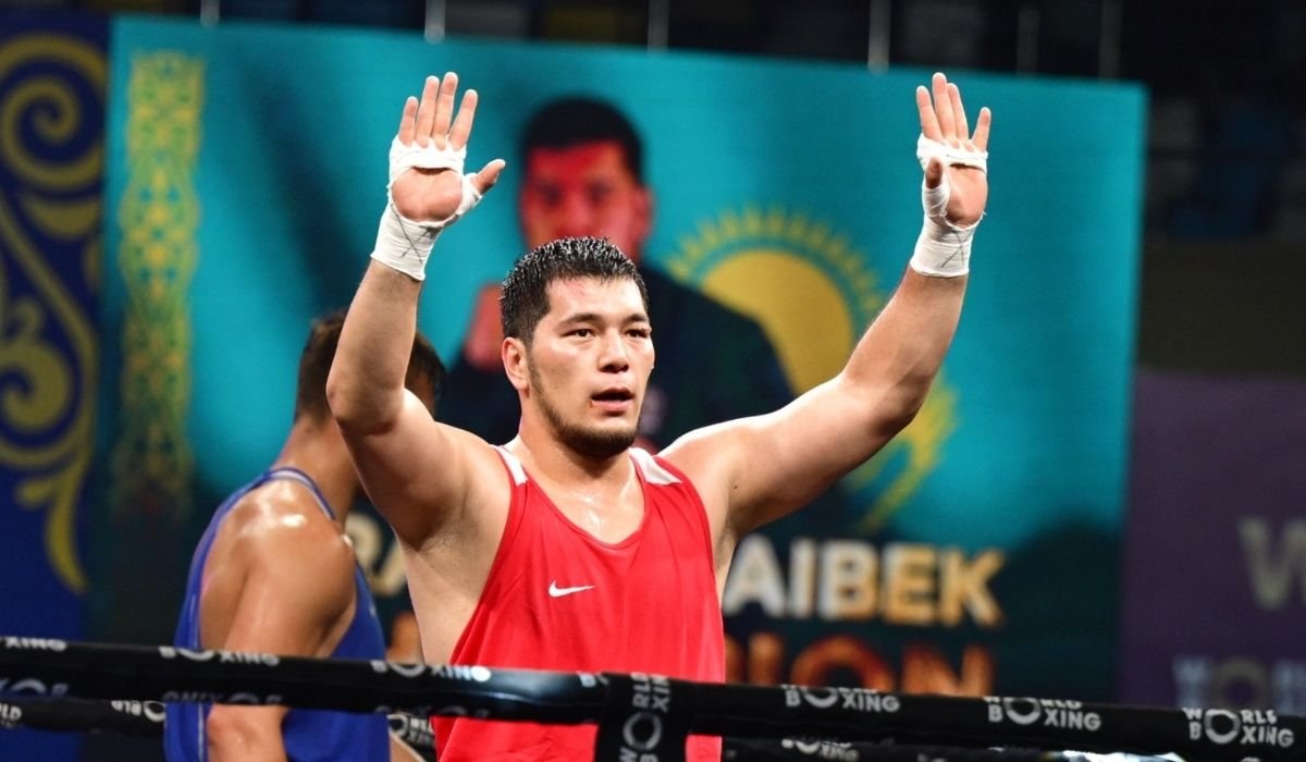 Айбек Оралбай разбил узбекского боксера на Чемпионате Азии