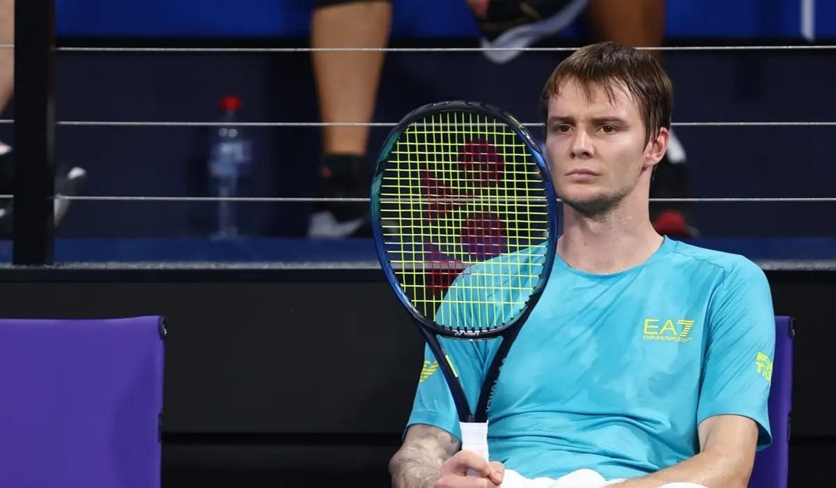 Александр Бублик разгромно уступил на выставочном турнире