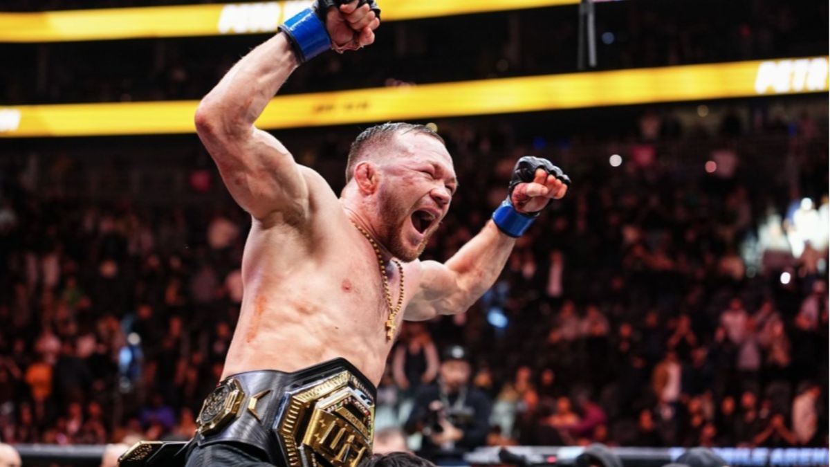 Победителю UFC Петру Яну подарили казахский шапан (ВИДЕО)