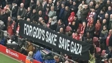 "Спасите Газу": болельщики "Ливерпуля" подняли баннер в поддержку Палестины