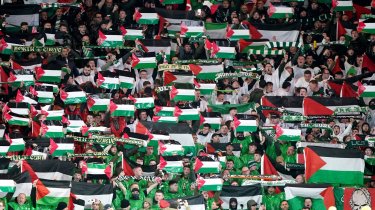 Фанаты шотландского "Селтика" подняли сотни флагов Палестины в Лиге Чемпионов