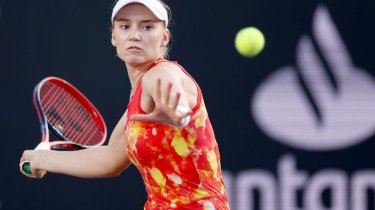 Рыбакина проиграла первой ракетке мира Арине Соболенко на Итоговом турнире WTA