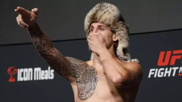 Надевший казахский головной убор американский боец обошел в рейтинге UFC Чимаева