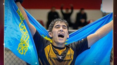 Казахстанец стал трехкратным чемпионом мира по ММА