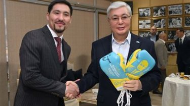 Известный казахстанский боксёр сделал необычный подарок Токаеву