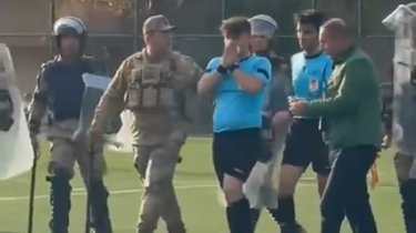 В Турции новый скандал: футболисты напали на судью во время матча