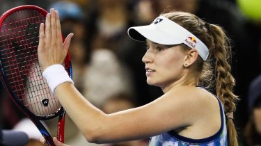 Рыбакина разгромила Соболенко и стала чемпионкой турнира WTA 500 в Брисбене