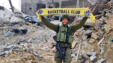 Израильский баскетбольный клуб опубликовал фото военного ЦАХАЛ на фоне разрушенной Газы